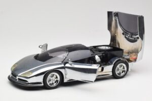 BMW Nazca M12 Chrome Silver Revell 1:18 08916 Metall — bild 2 av 8