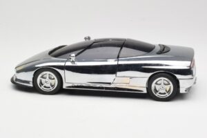 BMW Nazca M12 Chrome Silver Revell 1:18 08916 Metall — bild 4 av 8