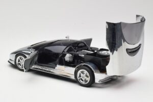 BMW Nazca M12 Chrome Silver Revell 1:18 08916 Metall — bild 5 av 8