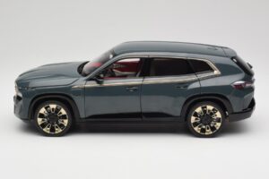 BMW XM G09 Isle of Man Green Minichamps 1:18 110023300 Metall — bild 4 av 8