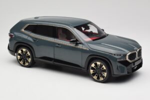 BMW XM G09 Isle of Man Green Minichamps 1:18 110023300 Metall — bild 6 av 8