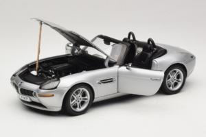 BMW Z8 Silver 007 The World Is Not Enough AUTOart 1:18 70511 Metall — bild 2 av 8