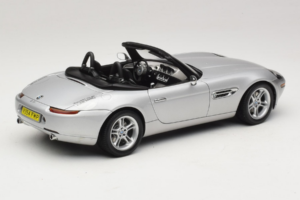 BMW Z8 Silver 007 The World Is Not Enough AUTOart 1:18 70511 Metall — bild 3 av 8