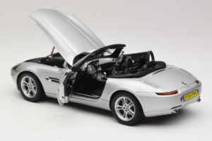 BMW Z8 Silver 007 The World Is Not Enough AUTOart 1:18 70511 Metall — bild 5 av 8