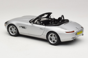 BMW Z8 Silver 007 The World Is Not Enough AUTOart 1:18 70511 Metall — bild 7 av 8