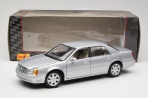 Cadillac DeVille DTS Maisto 1:18 56061 Metall — bild 8 av 8