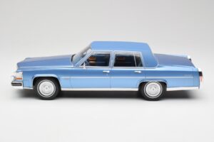 Cadillac Fleetwood Brougham Blå Metallic MCG 1:18 MCG18252 Metall — bild 3 av 6