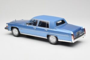 Cadillac Fleetwood Brougham Blå Metallic MCG 1:18 MCG18252 Metall — bild 5 av 6