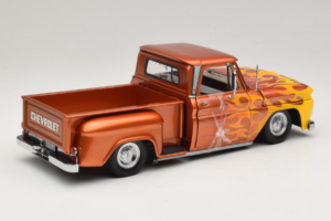 Chevrolet C-10 Stepside Pickup Lowrider Orange med Flamma Sun Star 1:18 1392 Metall — bild 2 av 6