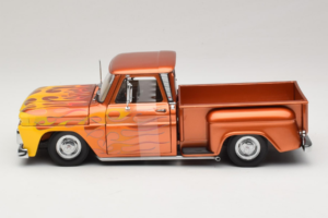 Chevrolet C-10 Stepside Pickup Lowrider Orange med Flamma Sun Star 1:18 1392 Metall — bild 3 av 6