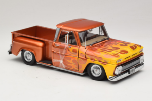 Chevrolet C-10 Stepside Pickup Lowrider Orange med Flamma Sun Star 1:18 1392 Metall — bild 4 av 6
