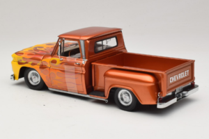 Chevrolet C-10 Stepside Pickup Lowrider Orange med Flamma Sun Star 1:18 1392 Metall — bild 5 av 6