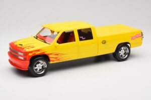 Chevrolet C2500 Silverado Pussy Wagon From Kill Bill Gul GreenLight 1:18 19015 Metall