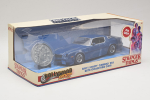 Chevrolet Camaro Z28 Stranger Things With Collectible Coin Metals Diecast 1:24 31110 Metall — bild 2 av 3