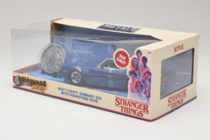 Chevrolet Camaro Z28 Stranger Things With Collectible Coin Metals Diecast 1:24 31110 Metall — bild 3 av 3