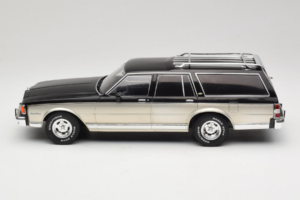 Chevrolet Caprice Estate Wagon Silver & Grå MCG 1:18 MCG18478 Metall — bild 3 av 6
