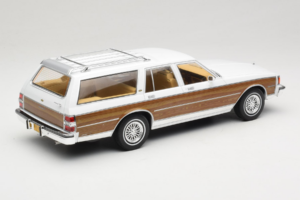 Chevrolet Caprice Estate Wagon Vit MCG 1:18 MCG18475 Metall — bild 2 av 6