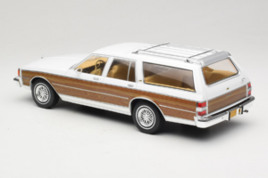 Chevrolet Caprice Estate Wagon Vit MCG 1:18 MCG18475 Metall — bild 5 av 6