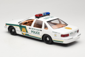 Chevrolet Caprice Metro Dade Polis UT Models 1:18 21024 Metall — bild 7 av 8