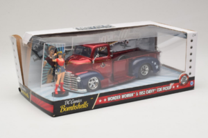 Chevrolet COE Pickup Wonder Woman With Figure Metals Diecast 1:24 30453 Metall — bild 2 av 3