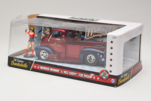 Chevrolet COE Pickup Wonder Woman With Figure Metals Diecast 1:24 30453 Metall — bild 3 av 3