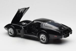 Chevrolet Corvette C3 Svart UT Models 1:18 21071 Metall — bild 5 av 8