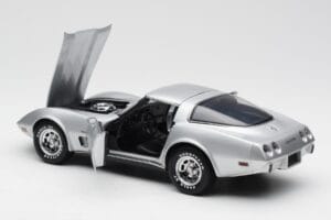 Chevrolet Corvette C3 Silver UT Models 1:18 21072 Metall — bild 5 av 8