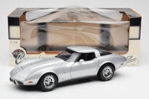 Chevrolet Corvette C3 Silver UT Models 1:18 21072 Metall — bild 8 av 8
