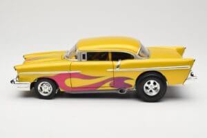 Chevrolet Custom Gul med Flamma Hot Wheels 1:18 21356 Metall — bild 4 av 8