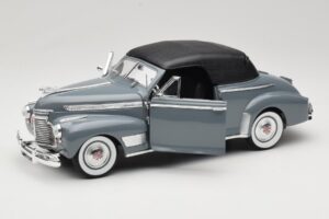 Chevrolet Deluxe Cabriolet Med Mjuktak Grå Eagles Race 1:18 7497276 Metall — bild 2 av 8