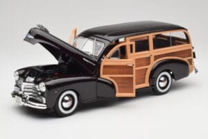Chevrolet Fleetmaster Woody Svart & Wood Panels Maisto 1:18 43697545B Metall — bild 2 av 8