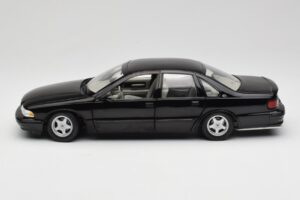 Chevrolet Impala SS Svart UT Models 1:18 21031 Metall — bild 4 av 8