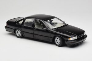 Chevrolet Impala SS Svart UT Models 1:18 21031 Metall — bild 6 av 8