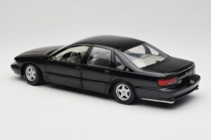 Chevrolet Impala SS Svart UT Models 1:18 21031 Metall — bild 7 av 8