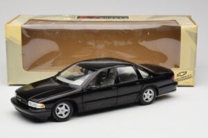 Chevrolet Impala SS Svart UT Models 1:18 21031 Metall — bild 8 av 8