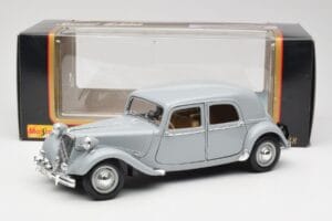 Citroen 15CV 6 Cyl Grå Maisto 1:18 50313 Metall — bild 8 av 8