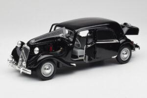 Citroen 15CV 6 Cyl Svart Maisto 1:18 31821 Metall — bild 2 av 8
