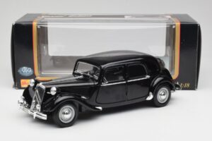 Citroen 15CV 6 Cyl Svart Maisto 1:18 31821 Metall — bild 8 av 8