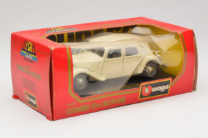 Citroen 15CV Traction Avant Beige Bburago 1:24 1501-B1 Metall — bild 2 av 3