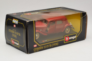 Citroen 15CV TA Röd Bburago 1:24 1501 Metall — bild 2 av 3