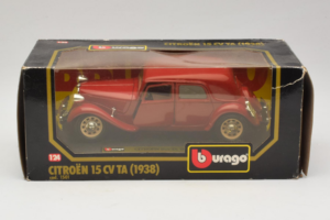 Citroen 15CV TA Röd Bburago 1:24 1501 Metall