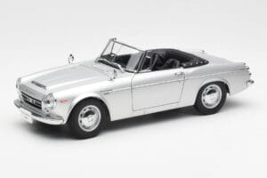 Datsun Fairlady 2000 SR311 Roadster Silver AUTOart 1:18 77432 Metall