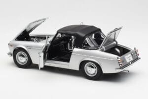 Datsun Fairlady 2000 SR311 Roadster Silver AUTOart 1:18 77432 Metall — bild 5 av 8