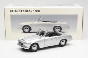 Datsun Fairlady 2000 SR311 Roadster Silver AUTOart 1:18 77432 Metall — bild 8 av 8
