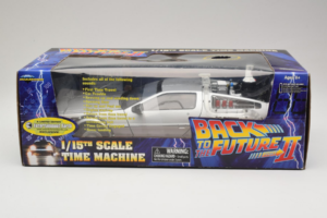 DeLorean DMC-12 Time Machine Back to the Future II Diamond 1:15 210123 Metall