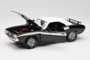 Dodge Challenger R/T Svart & Vit ERTL 1:18 36549 Metall — bild 2 av 8