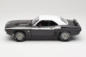 Dodge Challenger R/T Svart & Vit ERTL 1:18 36549 Metall — bild 4 av 8