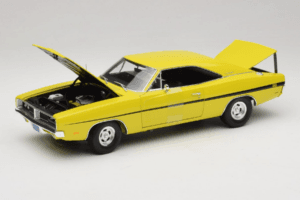 Dodge Charger R/T Gul Dirty Mary Crazy Larry Auto World 1:18 AWSS101/06 Metall — bild 2 av 8