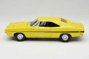Dodge Charger R/T Gul Dirty Mary Crazy Larry Auto World 1:18 AWSS101/06 Metall — bild 4 av 8