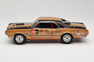 Oldsmobile 442 Hurst Hairy Olds Twin-Engine 4WD 1966 Highway 61 1:18 50089 Metall — bild 4 av 8